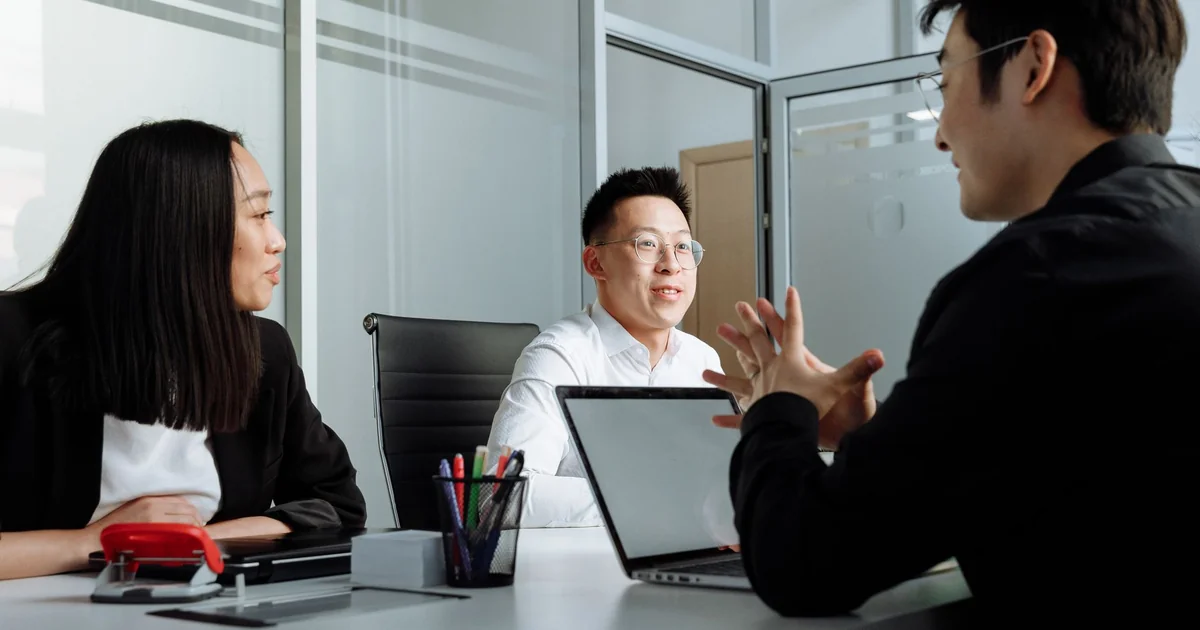 Claude AI vs ChatGPT: Choosing the Right Assistant for Creative & Technical Work